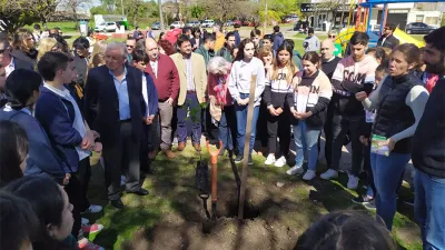 En total fueron 200 árboles nativos que se donaron, provenientes del Vivero del Parque Nacional El Palmar.