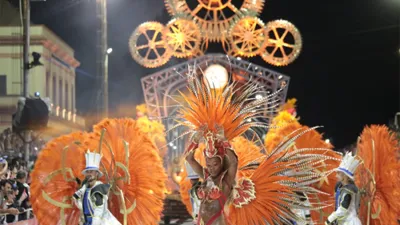 La comparsa Marí Marí del Club Central Entrerriano, inauguró la cuarta noche del Carnaval del País. Crédito foto: Prensa Carnaval.