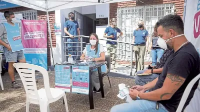 En algunos centros de salud, se compran las dosis remanentes o con las mismas se vacunan amigos del lugar.