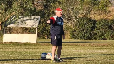 Fútbol: Edgardo Cervilla puso en marcha su tercer ciclo como DT de Atlético Paraná