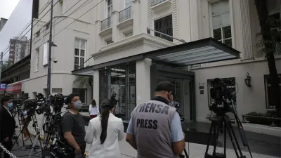 La vicepresidenta se retiró del Sanatorio Otamendi pasadas las 10:30; fue sometida el jueves a una histerectomía ampliada por vía laparoscópica.