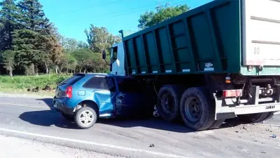 choque auto camión acceso Piedras Blancas