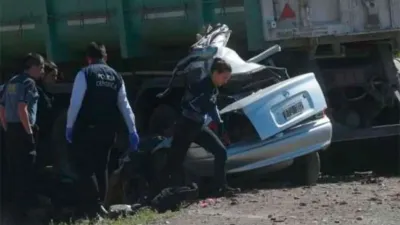 choque de un auto y un camión en la ruta 40