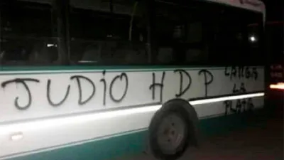 colectivo urbano de Paraná vandalizado