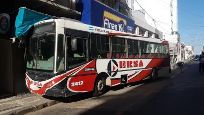 Colectivo incrustado en un local de telefonía celular