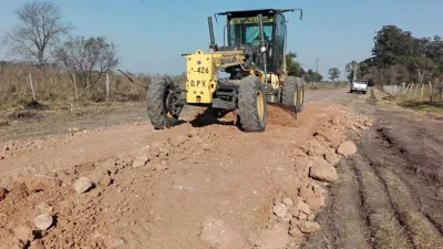 En el marco del programa de mantenimiento de caminos productivos, el gobierno, a través de Vialidad provincial, trabaja en la mejora caminos en colonias y comunas del Departamento Colón.