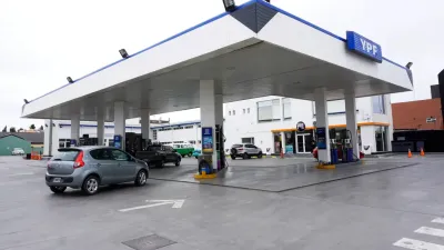 YPF incrementó el precio de esta madrugada un 3,5 por ciento. Se trata del segundo aumento que aplica la empresa en un mes, luego del alza de 4,5 por ciento promedio país que realizó a mediados de agosto.