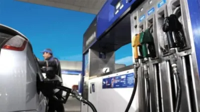 El incremento en los impuestos a la nafta sin plomo, la nafta virgen y el gasoil marca el inicio de un ajuste que amenaza con encarecer el transporte de mercaderías en todo el país.