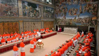 Imagen de archivo de 2013, cuando los cardenales juraron sobre la Biblia que jamás revelarían sus deliberaciones del Cónclave.