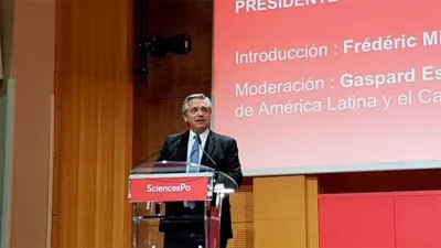 Alberto Fernández le respondió en París a un joven que fue funcionario macrista.