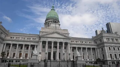El jefe de bloque de La Libertad Avanza en Diputados, Oscar Zago, confirmó este sábado que el Gobierno ingresará la próxima semana la renovada Ley Bases al Congreso.