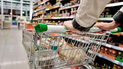 El consumo dio señales de recuperación en diciembre, pero cerró 2024 con una caída del 7,4%.