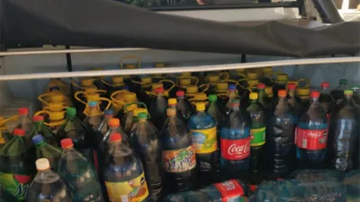 El conductor del vehículo quería contrabandear más de 300 litros de naftas en envases plásticos.