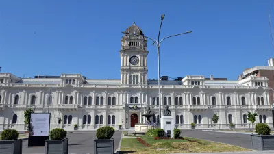 La provincia remitió a los municipios los desembolsos referidos a la garantía de coparticipación con un incremento en comparación con mismo período del año pasado, que supera la inflación. El total asciende a más de 563 millones de pesos. El titular de Hacienda provincial, Gustavo Labriola, informó que “en estos días se están haciendo los desembolsos para los municipios referidos a la garantía de coparticipación que está establecida en la Constitución provincial y que en este mes fue sustancialmente mayor q