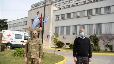 El director del Hospital Militar Central, Sergio Maldonado junto al investigador principal, Fernando Polack