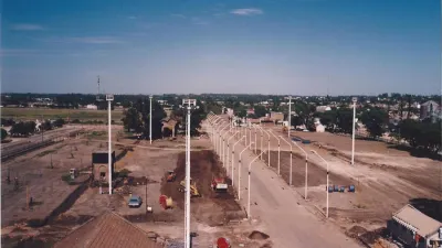 Imagen de archivo de la etapa de construcción del Corsódromo. Hoy celebra 28 años de vida y su presencia es clave para el desarrollo del Carnaval del País y la nave insignia de la temporada de verano.