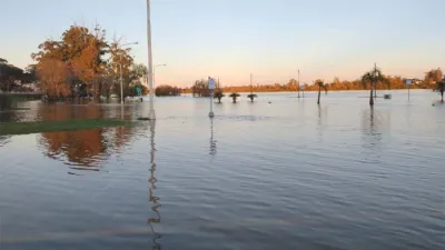Por la crecida del río Uruguay en Concordia se anegaron las calles de la parte inferior de la Costanera.