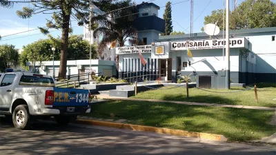 La Policía de Crespo está intentando identificar al vehículo que embistió a un peatón y huyó de la escena del siniestro vial.