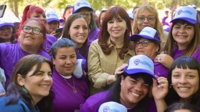 Cristina Kirchner, junto a mujeres que son promotoras de género en los barrios. 