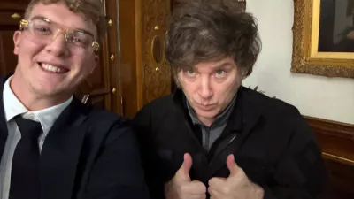 El presidente Javier Milei, junto a Hayden Davis, creador de $LIBRA. 