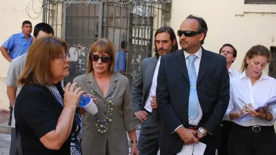 Imagen de archivo de una inspección realizada por la Justicia Federal y que contó con el testimonio de detenidos por la última dictadura cívico militar que dieron cuenta en qué lugares de la UP 2 fueron privados ilegítimamente de su libertad.