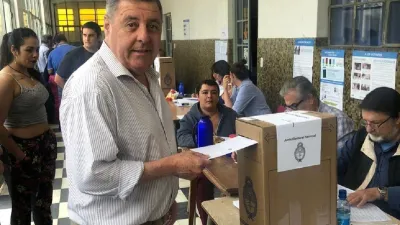 Alfredo De Ángeli votando