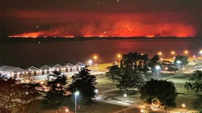 El Delta del Paraná lleva meses siendo consumido por las llamas. De acuerdo al Observatorio de la Tierra de la NASA, estos incendios están vinculados a “un período de clima inusualmente cálido y de sequía”. Estas condiciones llevaron a que el río Paraná alcance sus niveles más bajos durante el verano, en vez de al final del invierno, cuando suele ocurrir.