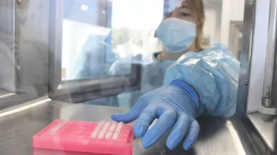 Científica trabaja con dosis del coronavirus en la República Oriental del Uruguay.