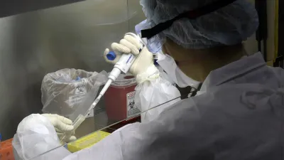 El Ministerio de Salud de la Nación confirmó 81 casos de SARS-CoV-2 variante Delta por laboratorio, de las cuales 62 corresponden a viajeros internacionales, 17 a personas relacionadas con dichos viajeros -contactos estrechos o contactos de sus contactos- con secuenciación de variante Delta; y dos casos en los que hasta el momento no se ha identificado el nexo.