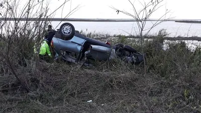 Despiste y vuelco en el puente Victoria-Rosario