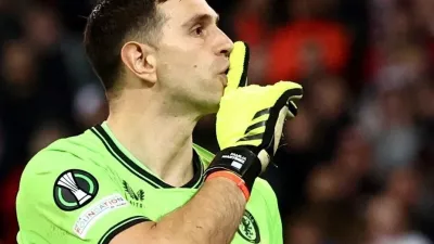 “Dibu” Martínez atejó dos penales en Francia y se lució para el festejo de Aston Villa