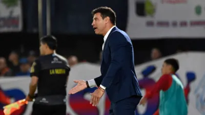 Suspendieron provisoriamente al DT de Vélez por pelearse con un árbitro 