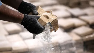 Si bien el narcotráfico se extiende en todo el país desde hace décadas, la fotografía que hoy tiene la Procuraduría de Narcocriminalidad (Procunar) muestra tres focos más calientes por el nivel de actividad localizada: Rosario, el Conurbano bonaerense y Misiones, por la frontera con Paraguay y Brasil. 