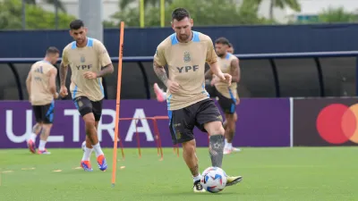 Lionel Messi volvió a entrenar y Argentina piensa en Ecuador con una sonrisa