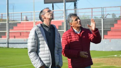 Patronato recibió materiales para completar la iluminación Led de su estadio