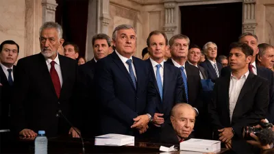 Carlos Menem rodeado de los principales gobernadores del país.