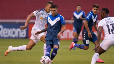 Vélez perdió en Quito ante Liga y quedó comprometido en la Copa Libertadores