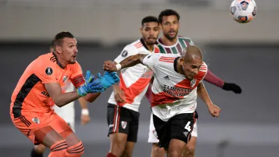 Con sufrimiento y a pesar de una derrota, River clasificó a los octavos de la Libertadores