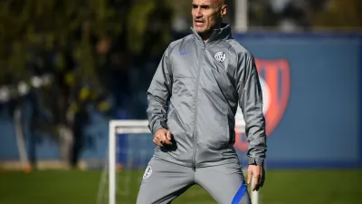 Fútbol: Pablo Montero firmó su contrato y dirigió la práctica de San Lorenzo