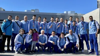 Vóley: los medallistas olímpicos volvieron a la Argentina