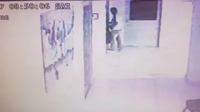 Uno de los ladrones, captado por las cámaras de seguridad de una de las clínicas asaltadas en Entre Ríos. (Fotografías del diario El Sol de Concordia).