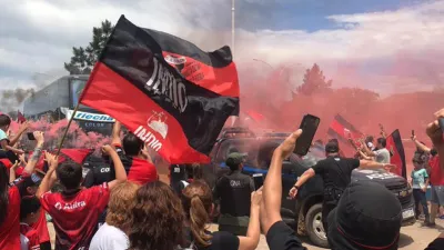 Despedido por una multitud, Colón de Santa Fe partió a Asunción para la gran final