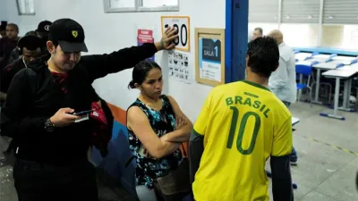 La gente hace cola para votar en un colegio electoral en Río de Janeiro, Brasil.