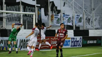 Con un triunfo en Santiago del Estero, Colón se aseguró el primer puesto de su grupo