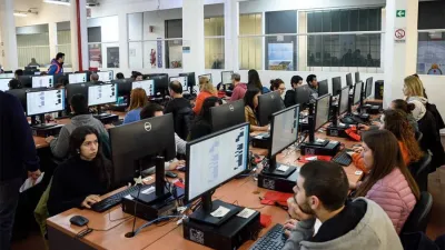 Las encuestas coinciden en que existe un virtual empate entre Sergio Massa y Javier Milei.