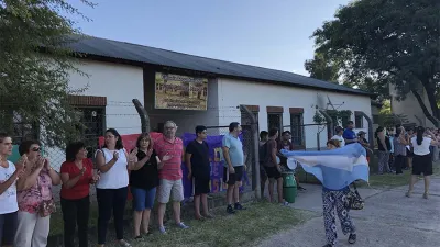 La comunidad educativa de la Escuela Pablo Haedo de Gualeguaychú realizó ayer un abrazo simbólico para protestar por el deterioro de su infraestructura y la ausencia del Estado provincial. (Fotos Ricardo Santellán).