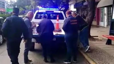 Una mujer intentó extraer dinero de cajeros automáticos utilizando 22 tarjetas de débitos pertenecientes a planes sociales.