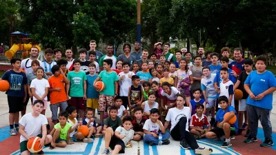 Parte del plantel de Estudiantes de Concordia visitó una Escuelita de Básquet