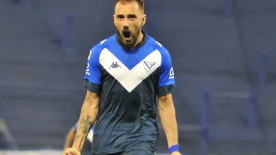 Vélez derrotó a Huracán, se afianzó en la cima y quedó a un paso de la clasificación