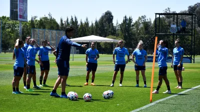 Con presencia entrerriana, la selección femenina de fútbol llegó a Santiago de Chile